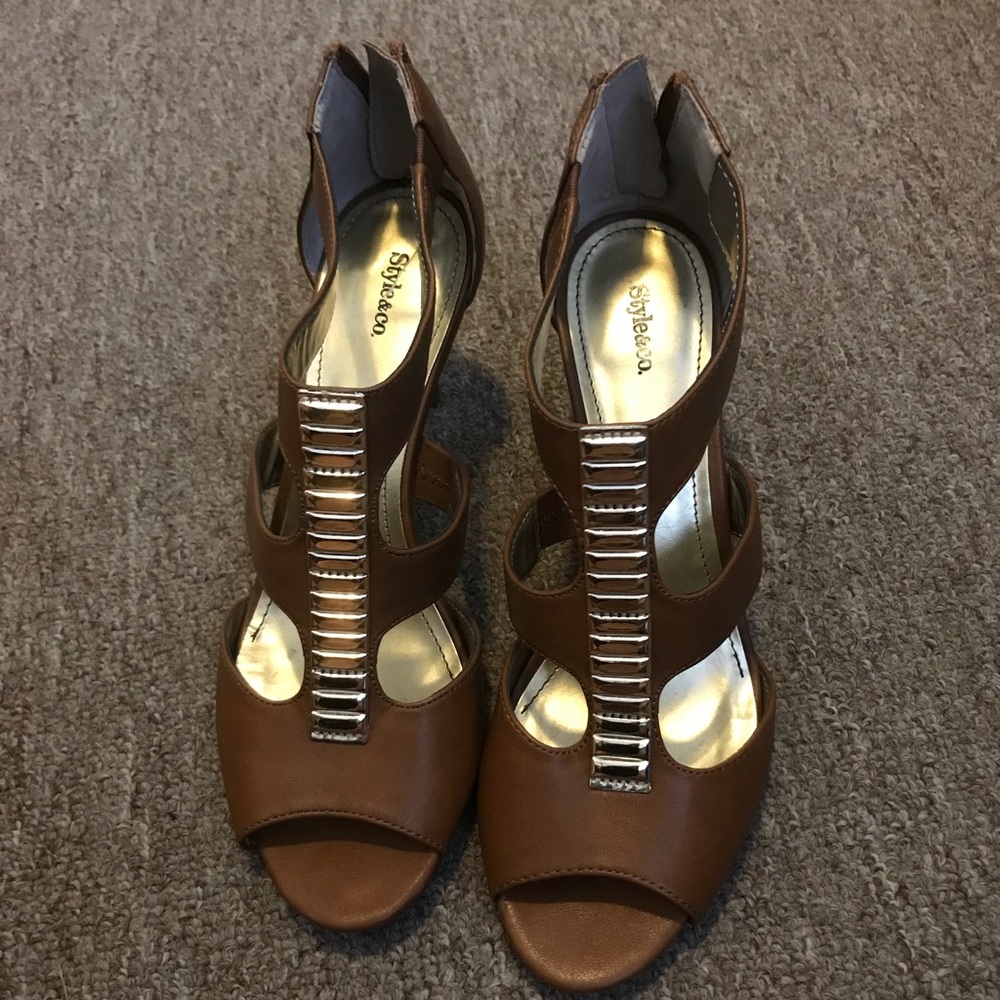 Cognac color heels with gold accents